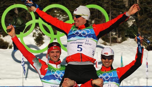 Biathlon: Emil Hegle Svendsen gewann das Einzelrennen über 20km und ließ sich von den beiden Silbermedaillen-Gewinnern Sergej Nowikow (l.) und Ole Einar Björndalen hochleben