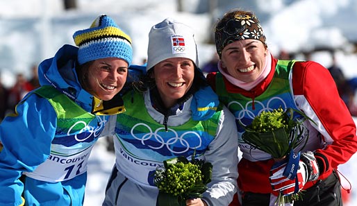 Und so sehen alle drei Medaillengewinner aus: In der Mitte Bjoergen, links Anna Haag (Schweden, Silber), rechts Justyna Kowalczyk (Polen, Bronze)