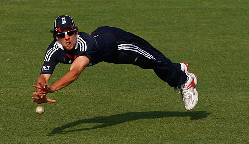 Hechtsprung ins Glück. Englands Kricket-Kapitän Alastair Cook während des Spiels gegen Bangladesch in Dhaka