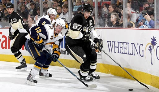 Der Olympiaheld ist zurück auf dem NHL-Eis: Sidney Crosby (r.) von den Pittsburgh Penguins blieb kaum Zeit, den Goldtriumph zu genießen