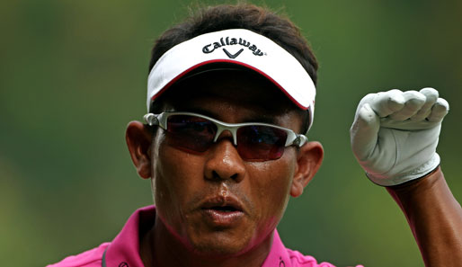 Diese Geste von Golfer Thongchai Jaidee aus Thailand ist da schon eindeutiger. Der Ball muss ins Loch, im hohen Bogen