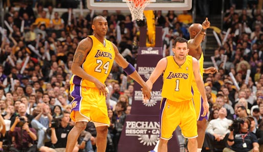 Kobe Bryant (l.) weiß, bei wem er sich zu bedanken hat. Assistgeber Jordan Farmar klatscht ab. Die Lakers demontierten die Indiana Pacers daheim im Staples Center mit 122:99