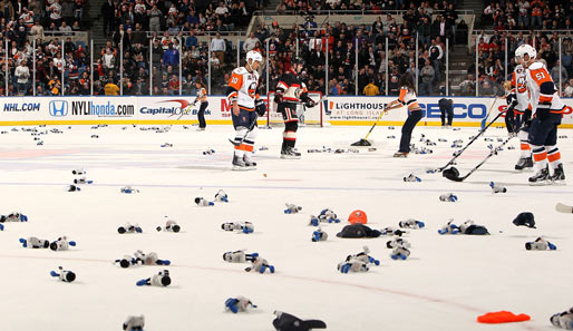 Chaos auf dem Eis. Blake Comeau von den New York Islanders erzielte einen Hattrick, die Fans dankten es ihm mit jeder Menge Stofftierchen und Mützen