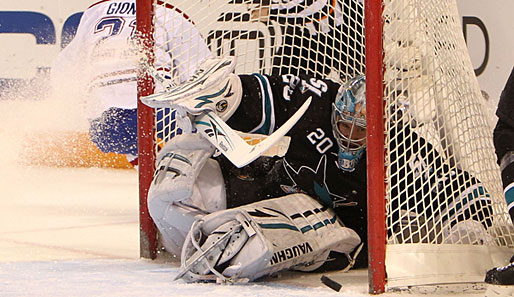 What a Save!! Evgeni Nabokov, Goalie der San Jose Sharks, hält seinen Kasten sauber. Endergebnis gegen Montreal: 3:2 für die Sharks