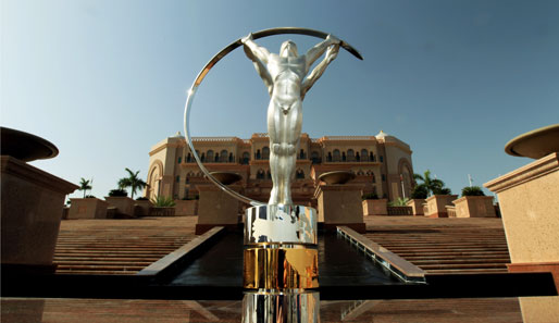 Das Wahrzeichen der Laureus World Sports Awards: Die Laureus-Figur vor dem Emirates Palace Hotel in Abu Dhabi