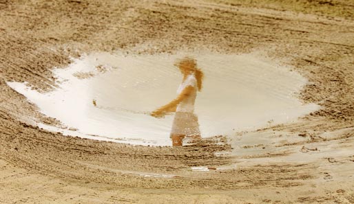 Wie gemalt sieht Golferin Florentyna Parker aus, deren Antlitz sich bei den ANZ Ladies Masters im Wasser spiegelt