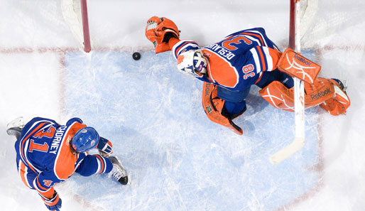 Mit bangem Blick schaut Oilers-Verteidiger Taylor Chorney auf die Rettungsaktion von Keeper Jeff Deslauriers im Spiel gegen die Ottawa Senators