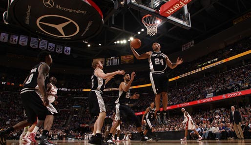 Richard Jefferson von den Antonio Spurs scheint in der Luft zu stehen, als er seinem Team im Spiel gegen die Cleveland Cavaliers den Rebound sichert