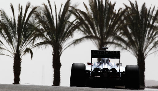 Palmen, Sonne, gühender Asphalt. Michael Schumacher heizt in Bahrein über die Piste