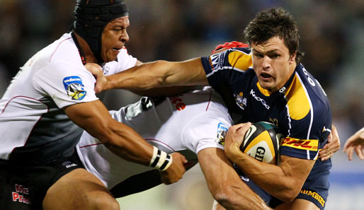 "Bleibt mir vom Leib, ich muss da durch", denkt sich Adam Ashley-Cooper (r.) im Rugby-Spiel zwischen den Brumbies und den Sharks
