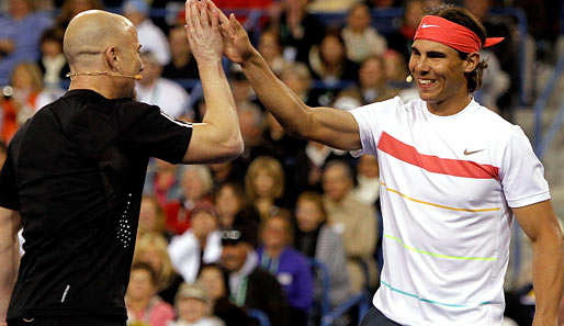 Tennis-Stars wie Andre Agassi (l.) und Rafael Nadal spielen in Indian Wells für Haiti. Mit dabei waren u.a. auch Steffi Graf, Roger Federer und Pete Sampras