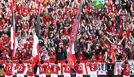 Rot soweit das Auge reicht - nach dem Sieg der Urawa Red Diamonds gegen den FC Tokyio lassen sich die Diamond-Kicker von ihren Fans bejubeln