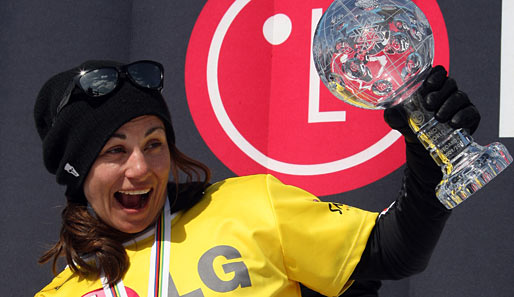 Einen Preis für die beste Grimasse gibt's gleich noch dazu: Maelle Ricker holt sich beim Weltcup der Snowboardcrosser in La Molina die große Kristallkugel