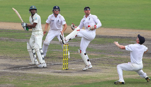 Ian Bell, Matt Prior, Paul Collingwood und Shakib Al Hasan blicken beim Cricket-Match zwischen Bangladesch und England ehrfürchtig gen Himmel