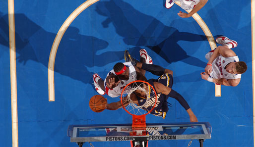 Danny Granger von den Indiana Pacers macht im NBA-Spiel gegen die Detroit Pistons alles richtig: Von unten durchschauen, von oben reinlegen.