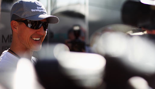 Michael Schumacher freut sich auf seine zweites Rennen nach seinem Comeback und strahlt mit der Sonne von Melbourne um die Wette