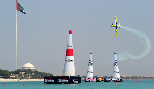 Das Red Bull Air Race ist zu Gast in Dubai. Der Brasilianer Adilson Kindlemann zeigt beim zweiten Training sein Können