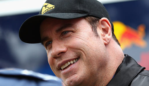 Kuck mal, wer da bei der Formel 1 in Melbourne vorbeiguckt. John Travolta sah sich am Rande des Qualifyings zum Australien-GP ganz genau um