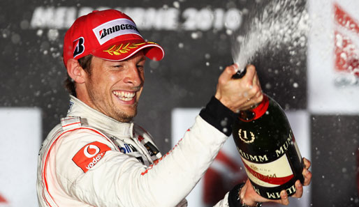 Erfolgreicher verlief der Arbeitstag für Jenson Button. Der 30-Jährige feiert seinen Sieg beim Australien-GP fröhlich-spritzig mit einer Champagner-Dusche