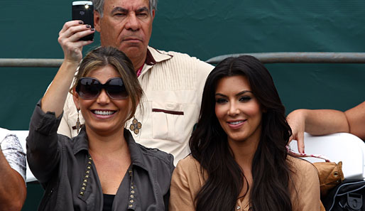 Prominenz auf den Zuschauerrängen bei den Sony Ericsson Open in Key Biscayne: Model und Schauspielerin Kim Kardashian (r.) und ihre fotografierende Bekannte