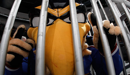 Noch mal ein Bild aus der NHL: Atlanta-Maskottchen Thrash sitzt hinter Gittern. Warum? Darüber kann nur spekuliert werden