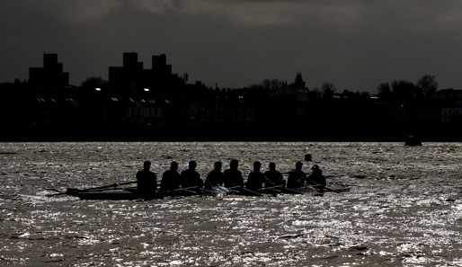 Das Team der Oxford-Universität bereitet sich für das Rennen auf der Themse gegen die Cambridge-Universität vor