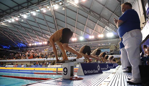 Ready, set, go! Sportler und Zuschauer warten auf den Startschuss bei der British Gas Swimming Championship in Sheffield