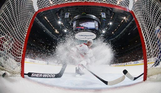 Henrik Sedin (M.) und Keeper Ilya Bryzgalov von den Vancouver Canucks sind machtlos: Beim NHL-Spiel gegen die Phoenix Coyotes hat es im Tor eingeschlagen