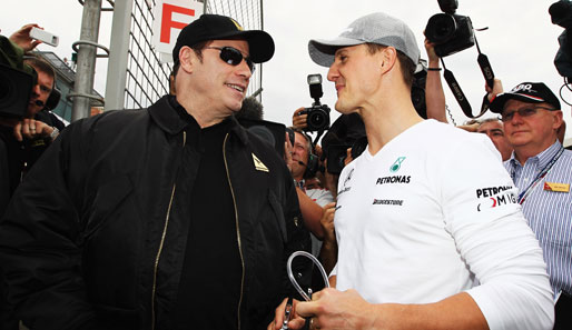 ... und traf Michael Schumacher. Später schwenkte Travolta die Zielflagge