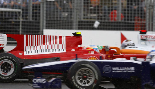 Falschfahrer: Alonso nach dem Dreher am Start. Der Ferrari-Pilot kämpfte sich am Ende noch bis auf Rang vier nach vorne