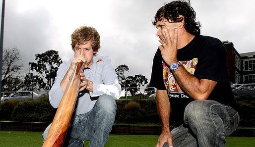 Sebastian Vettel versuchte sich als Holzbläser auf einem Didgeridoo, dem traditionellen Instrument der Aborigines