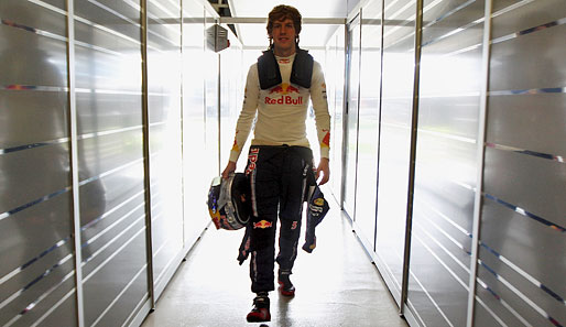Zeitsprung: Vettel in voller Montur beim Training am Freitag in Melbourne. Der Red-Bull-Pilot landete allerdings im Kiesbett
