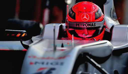 Dessen Mercedes-Kollege Michael Schumacher sah in der zweiten Session - natürlich nur im übertragenen Sinne - rot und fuhr auf Platz vier