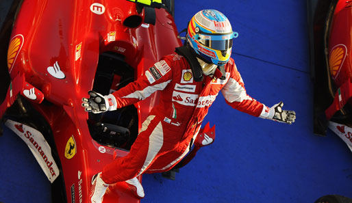 Zurück in der Boxengasse: Alonso steigt auf seine F10 und lässt sich feiern