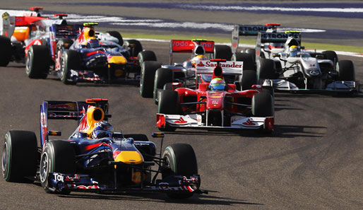 Als endlich das Rennen losging, stellte sich heraus, dass Sebastian Vettel ein gutes Paket hatte. Dem Red-Bull-Piloten konnte anfangs keiner die Pole-Position streitig machen