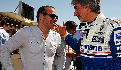 Jacques Villeneuve (l., im Gespräch mit Damon Hill) hatte eigentlich gehofft, selbst in Bahrain zu starten