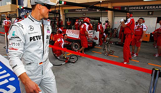 Michael Schumacher ist zurück - und schaut vor dem ersten Training gleich mal an er Ferrari-Box vorbei