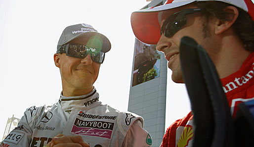 Kleiner Plausch unter Weltmeistern: Michael Schumacher (l.) trifft Fernando Alonso