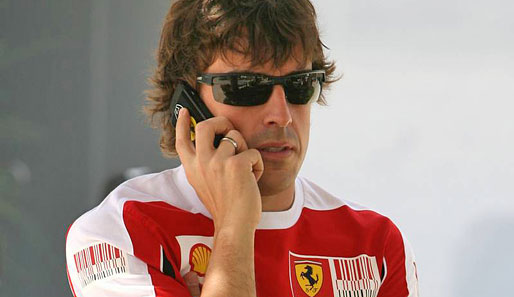 Neu in Rot: Fernando Alonso. Stilecht natürlich auch gleich mit dem Ferrari-Smartphone