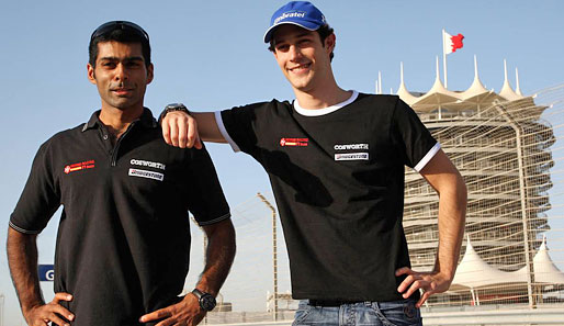 Für die beiden ist alles neu. Bruno Senna und Karun Chandhok posieren wie Touristen vor dem markanten Turm in Bahrain