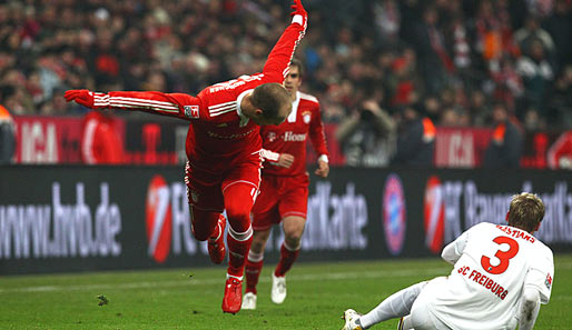 FC Bayern München - SC Freiburg 2:1: Arjen Robben (l.) wird von Felix Bastians regelkonform gestoppt