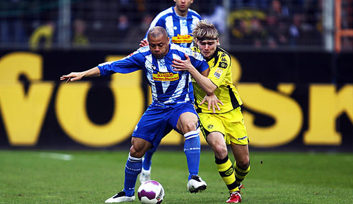VfL Bochum - Borussia Dortmund 1:4: Joel Epalle wird von Dortmunds Marcel Schmelzer (r.) beharkt