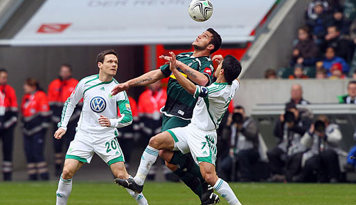 Borussia Mönchengladbach - VfL Wolfsburg 0:4: Sascha Riether (l.) beobachtet ein Kopfballduell zwischen Josue und Raul Bobadilla (M.)