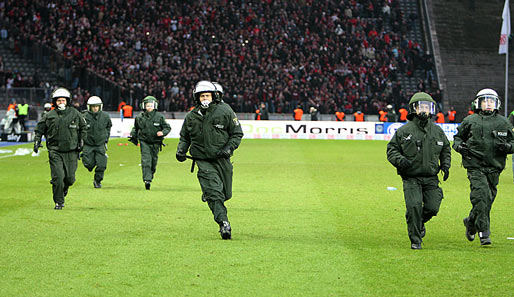 Nach Spielende kam es zu schockierenden Szenen: Berliner "Fans" stürmten das Spielfeld, die Polizei musste die Chaoten in Richtung Ostkurve zurückdrängen