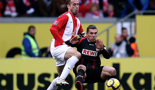 Kölns Lukas Podolski (r.) hatte gegen Nikolce Noveski einen schweren Stand