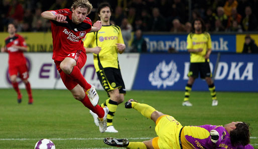 Borussia Dortmund - Bayer Leverkusen 3:0: Die erste Hälfte gehörte eindeutig den Gästen aus Leverkusen. Hier vereitelt Roman Weidenfeller Stefan Kießlings (l.) Torchance