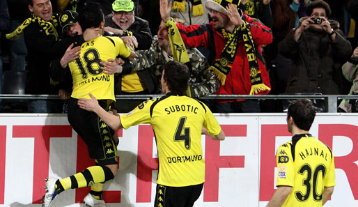 Lucas Barrios brachte die Borussia mit seinem Doppelpack auf die Siegerstraße und lässt sich von den Fans feiern