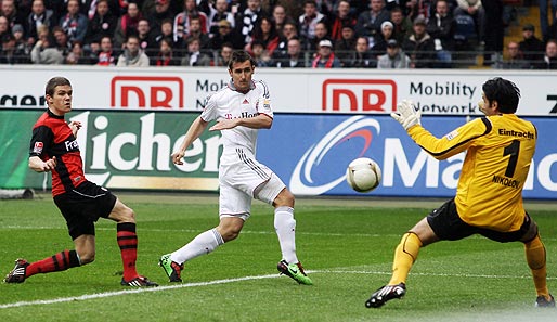 Toller Beginn für die Gäste aus München: Miroslav Klose (M.) markiert früh das 1:0 für den FC Bayern