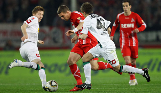 Köln-Hero Lukas Podolski (2. v.l) im Zweikampf mit Marco Reus (l.) und Patrick Herrmann