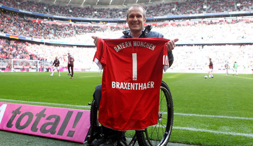 Nach seinen Erfolgen bei den Paralympics bekam Martin Braxenthaler vor dem Spiel von Christian Nerlinger ein Bayern-Trikot überreicht